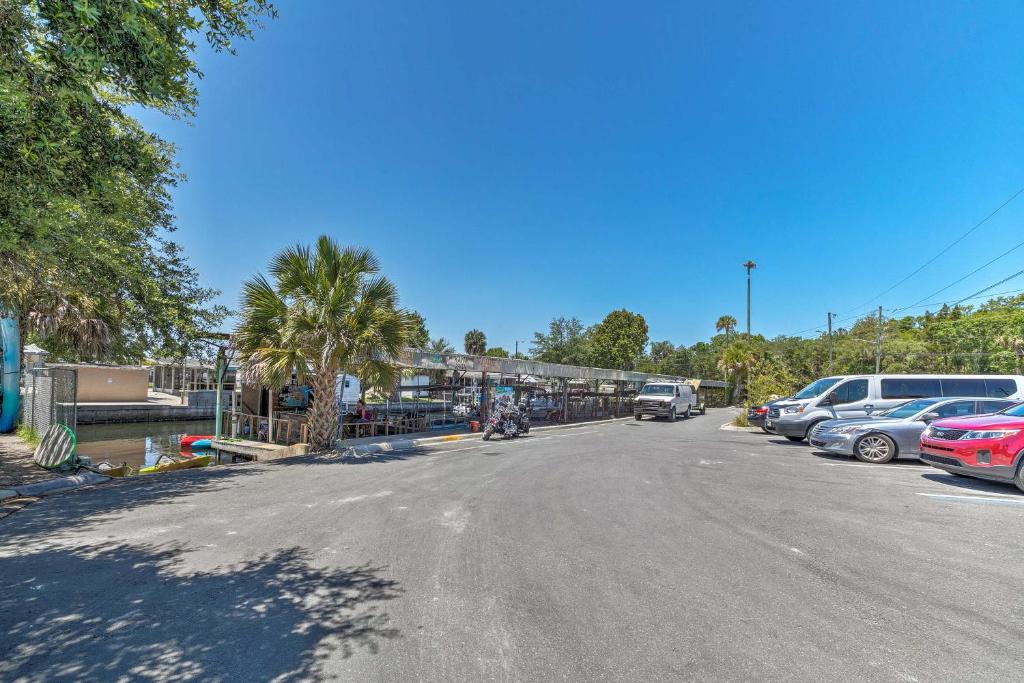 Homosassa River Home with Private Boat Ramp and Kayaks - image 2