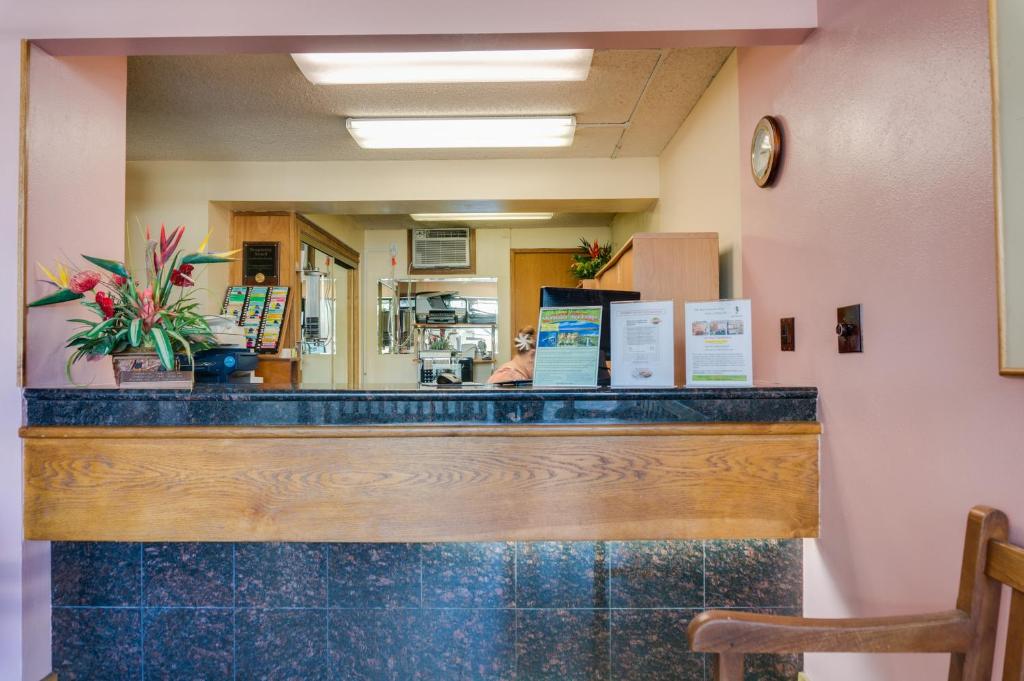 Kuhio Banyan Hotel (with Kitchenettes) - image 2