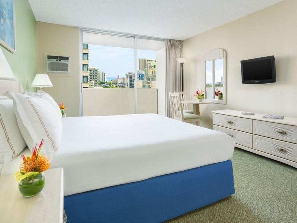 Ambassador Hotel Waikiki - image 2
