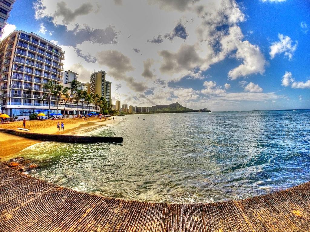 Waikiki Shore 515 Beachfront & Upgrade - image 3