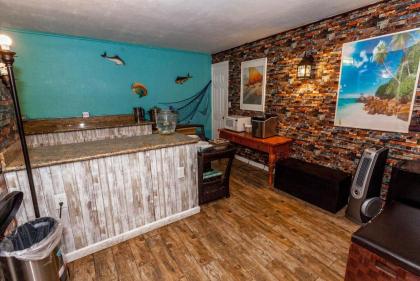 The Beach Waikiki Boutique Hostel - image 11