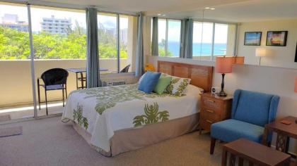 Diamond Head Beach - Queen Studio with Balcony / Ocean View - image 2