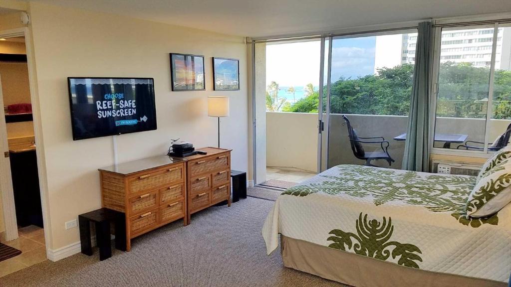 Diamond Head Beach - Queen Studio with Balcony / Ocean View - image 4