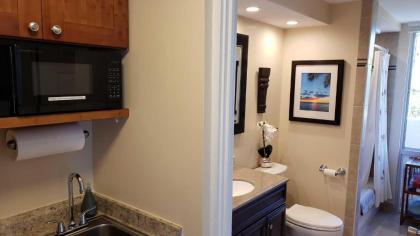 Diamond Head Beach - Queen Studio with Balcony / Ocean View - image 9