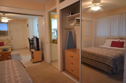 Hawaiian King 501 Studio Pool and BBQ Grill Sleeps 4 - image 11