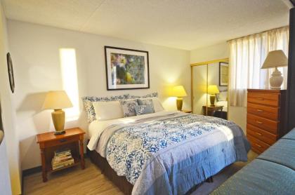 Royal Kuhio 1309 with King Bed FREE Parking/WiFi mins to BEACH!