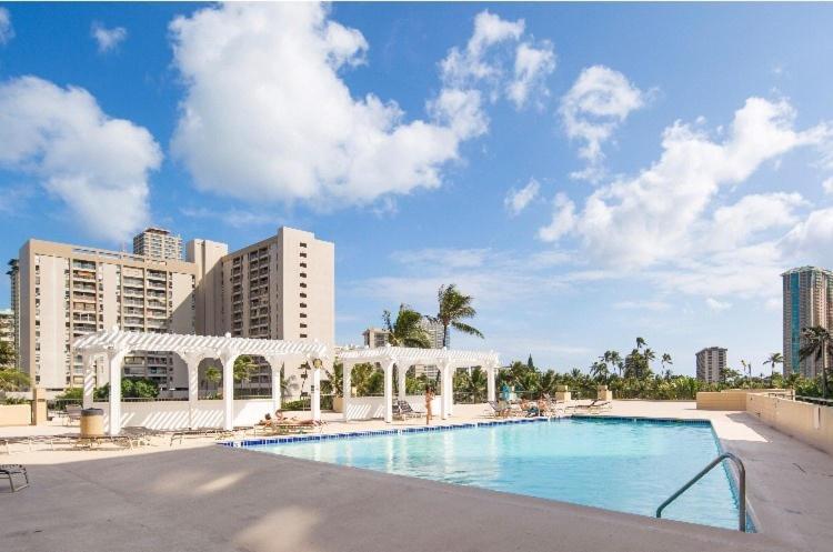 Hawaiian Monarch - Gym & Pool - Walk to the Beach Hotel Room - image 2