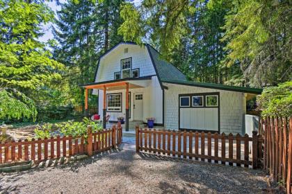 Quaint Lake Cushman Cottage with Private Access in Belfair