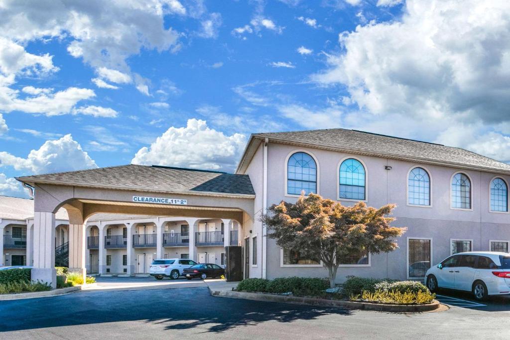 Econo Lodge Inn & Suites Horn Lake - main image