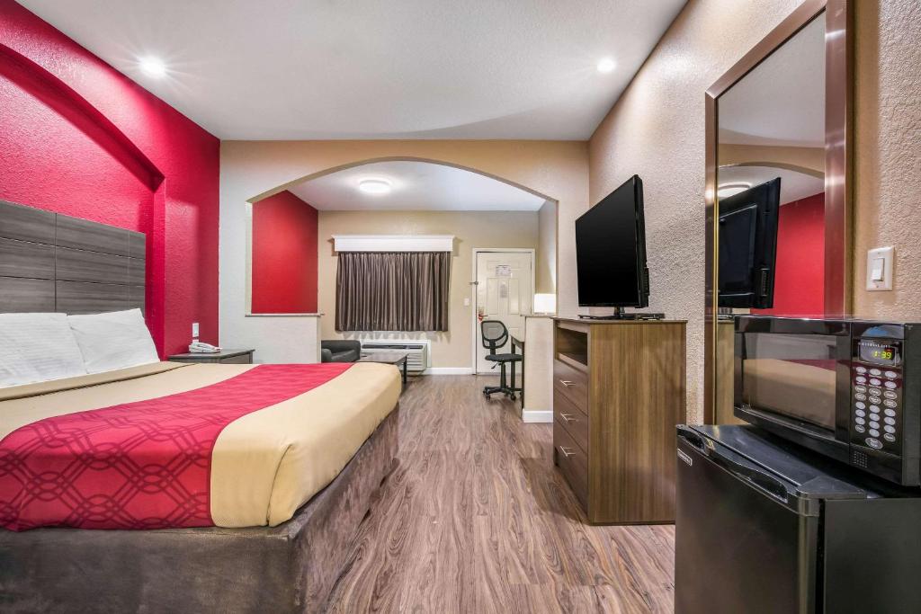 Econo Lodge Inn & Suites Horn Lake - image 2