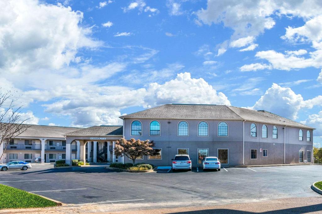 Econo Lodge Inn & Suites Horn Lake - image 6