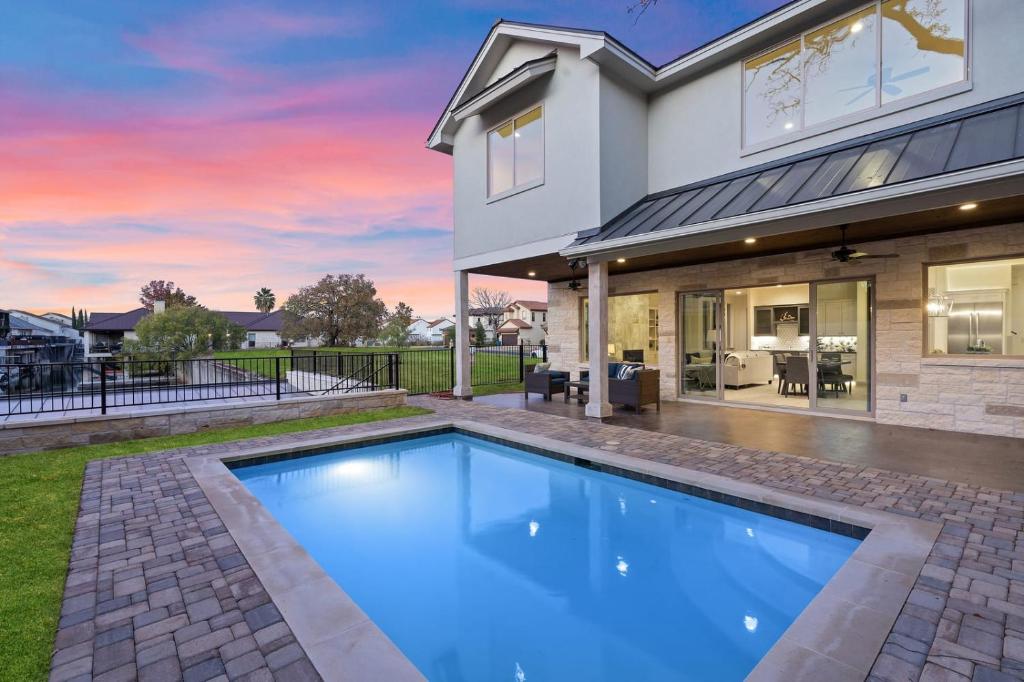 Contemporary Luxury Retreat on Lake LBJ with Heated Pool - main image
