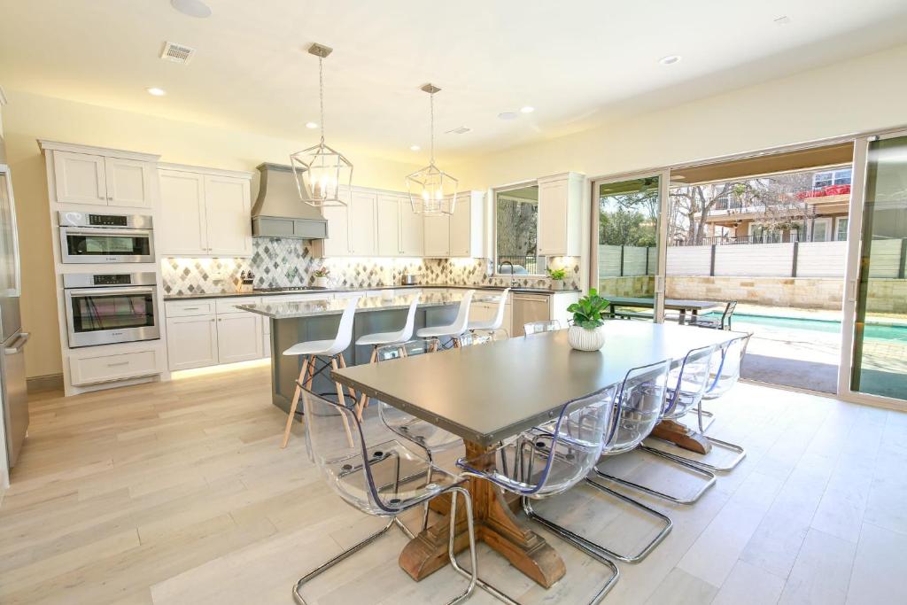 Contemporary Luxury Retreat on Lake LBJ with Heated Pool - image 3