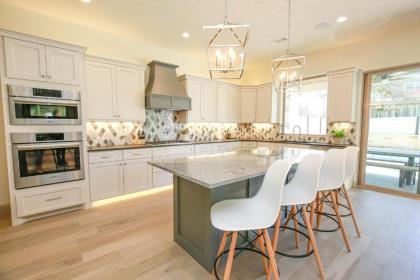 Contemporary Luxury Retreat on Lake LBJ with Heated Pool - image 4