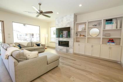 Contemporary Luxury Retreat on Lake LBJ with Heated Pool - image 7
