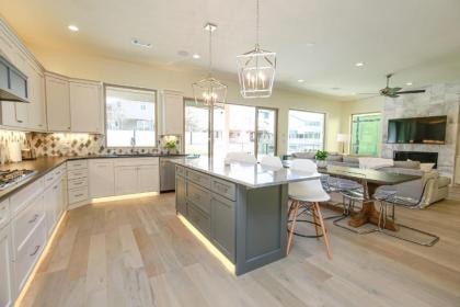 Contemporary Luxury Retreat on Lake LBJ with Heated Pool - image 9
