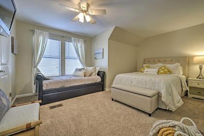 Modern Townhome with Patio Next Door to Resort - image 15