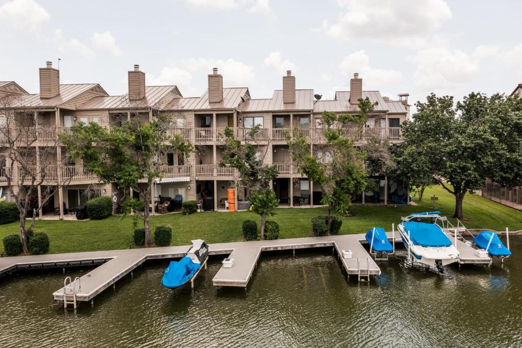 Lakeside Family Condo Near Horseshoe Bay Resort - main image