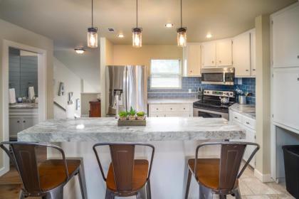 Lakeside Family Condo Near Horseshoe Bay Resort - image 11