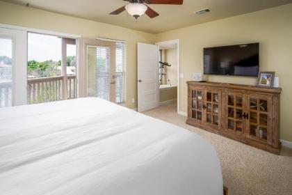 Lakeside Family Condo Near Horseshoe Bay Resort - image 14