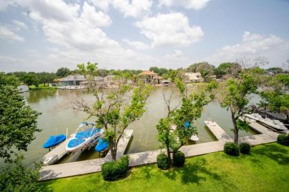Lakeside Family Condo Near Horseshoe Bay Resort - image 3