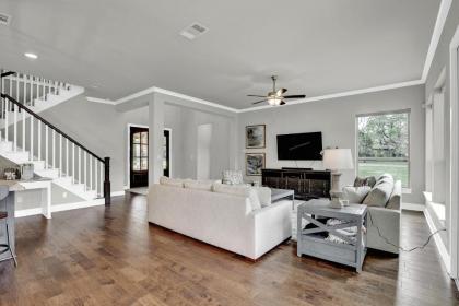 Stunning Luxury Lake Home with Waterfront & Dock! - image 12