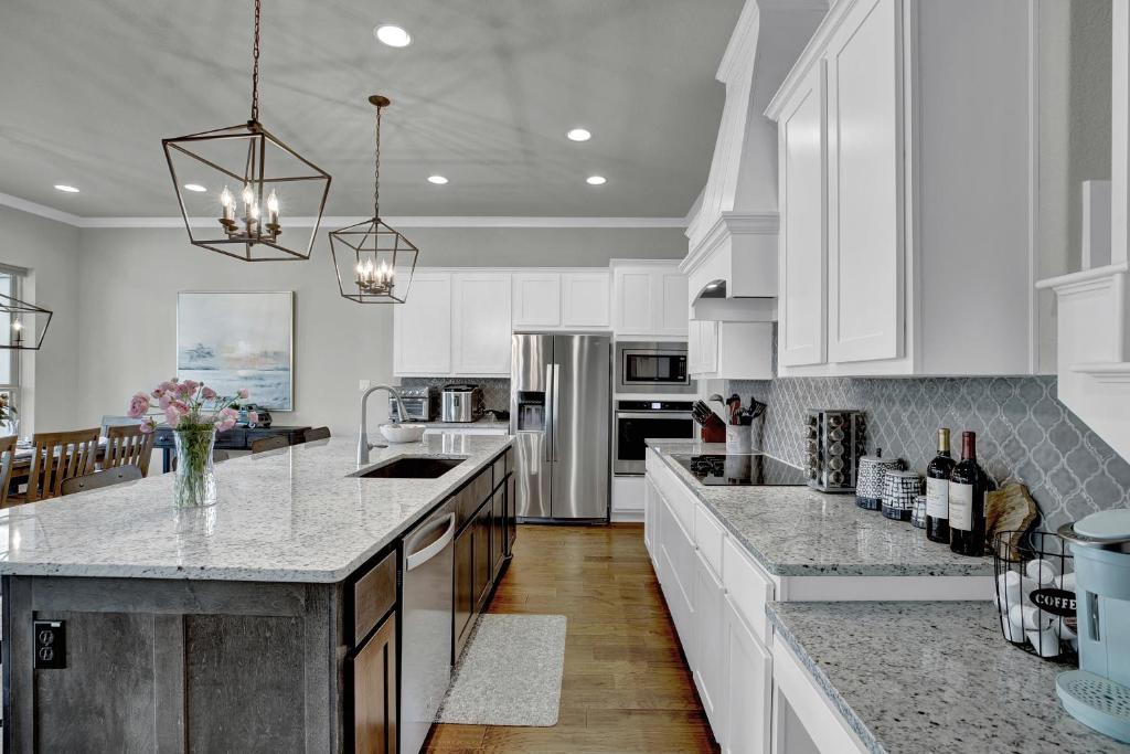 Stunning Luxury Lake Home with Waterfront & Dock! - image 7