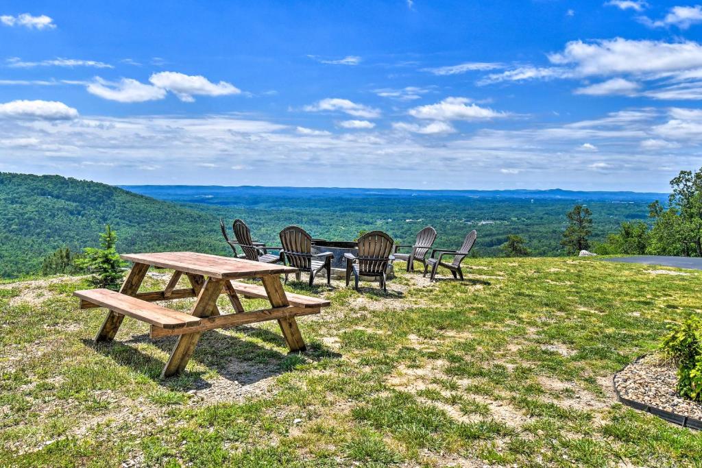 Hilltop Home 6 Miles to Hot Springs National Park - main image
