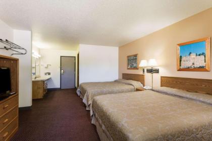 Super 8 by Wyndham Hot Springs - image 11