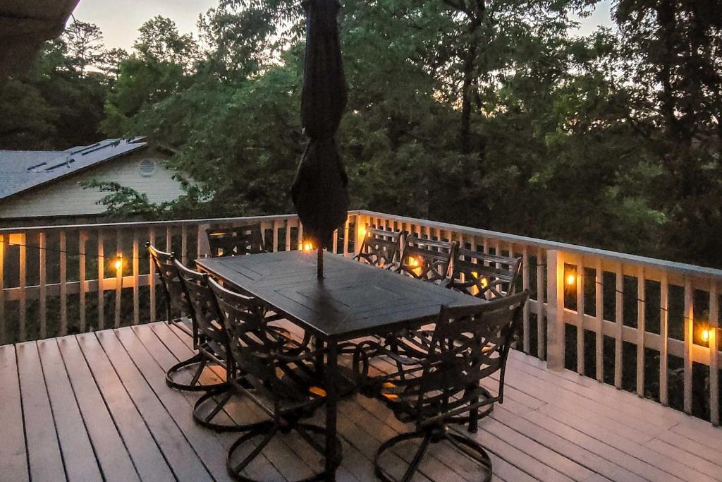 Lakefront Hot Springs Retreat with Deck and Boat Dock! - image 3