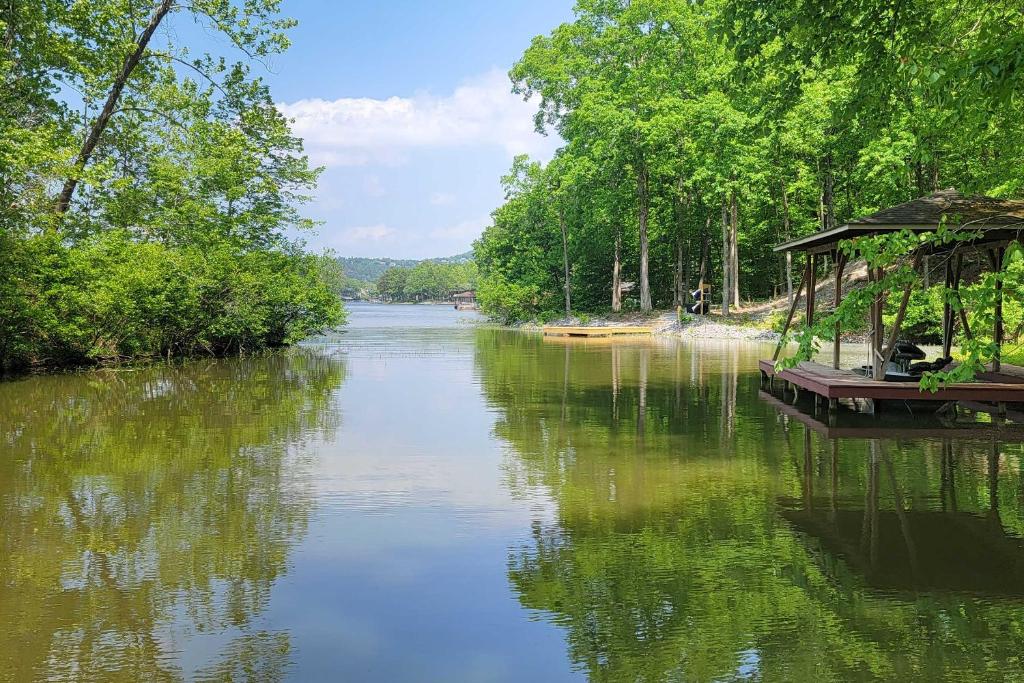 Lakefront Hot Springs Retreat with Deck and Boat Dock! - image 4