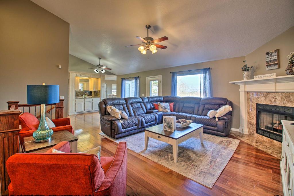 Relaxing Hot Springs Retreat with Gas Fireplace - main image