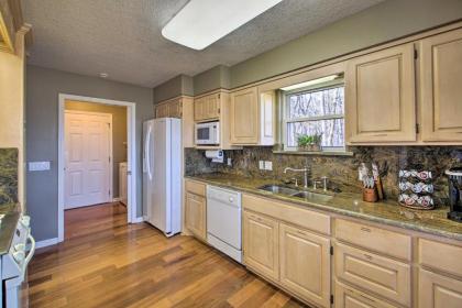 Relaxing Hot Springs Retreat with Gas Fireplace - image 8