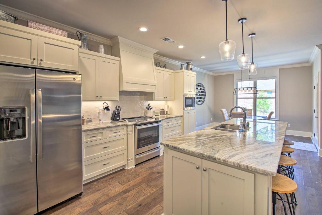 Newly Built Home with Fire Pit on Golf Course! - image 7