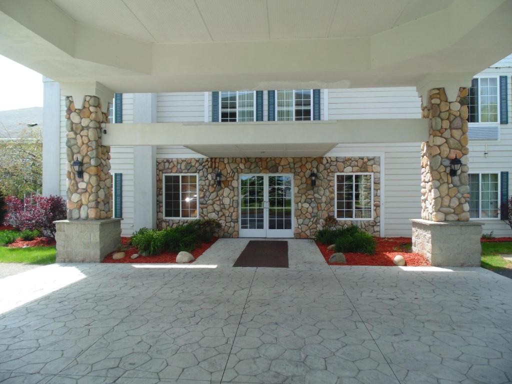 American Inn and Suites Houghton Lake - main image