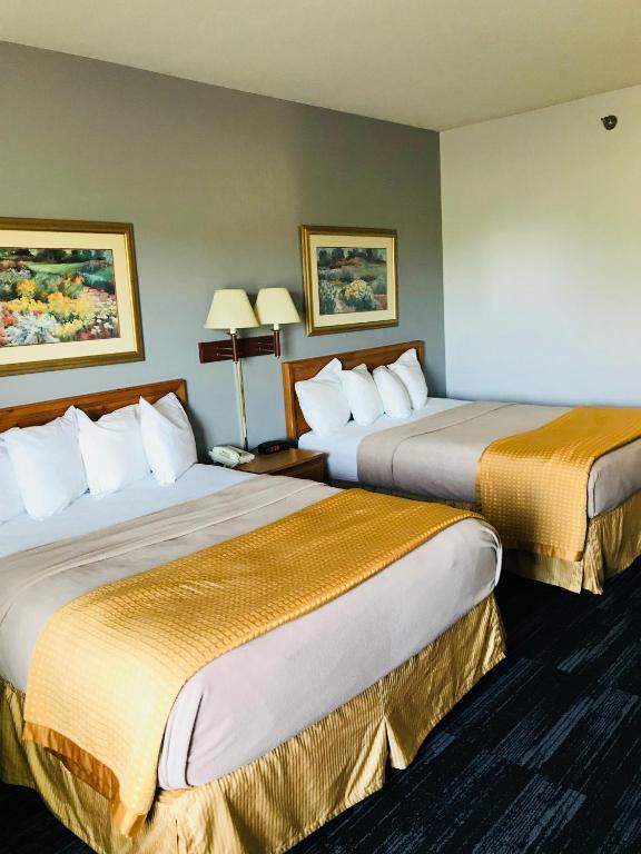 American Inn and Suites Houghton Lake - image 2