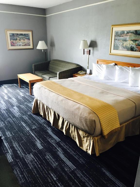 American Inn and Suites Houghton Lake - image 3