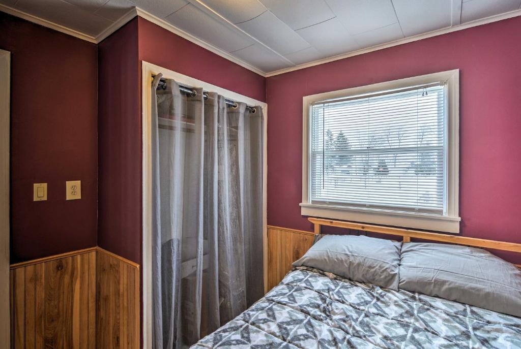 Cottage with Fire Pit Walk to Park and Houghton Lake! - image 4