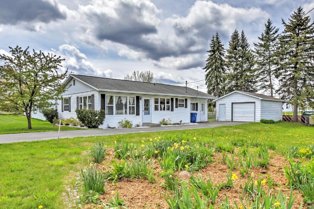 Cozy Houghton Lake Heights Cottage with Private Yard - main image
