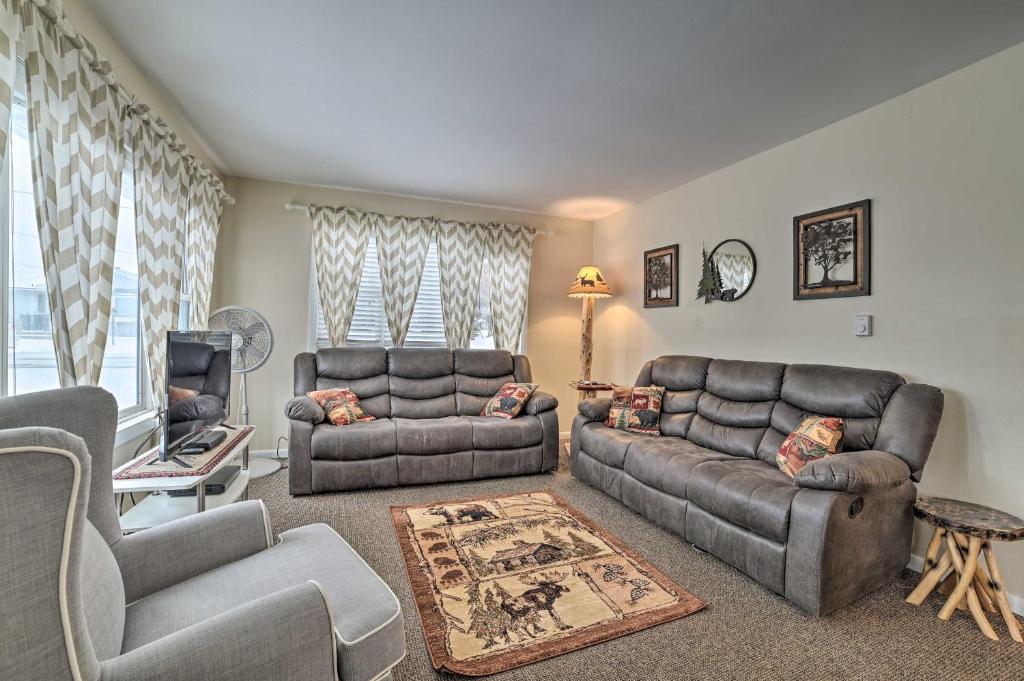 Cozy Houghton Lake Heights Cottage with Private Yard - image 2