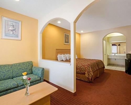Scottish Inn & Suites IAH West - image 2