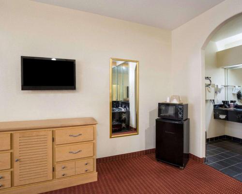 Scottish Inn & Suites IAH West - image 3