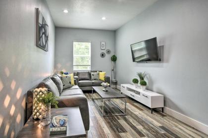 Luxe Modern Houston Apt - 1 Mile to The Galleria! - image 4