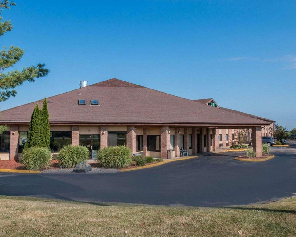 Quality Inn Hudsonville - image 2