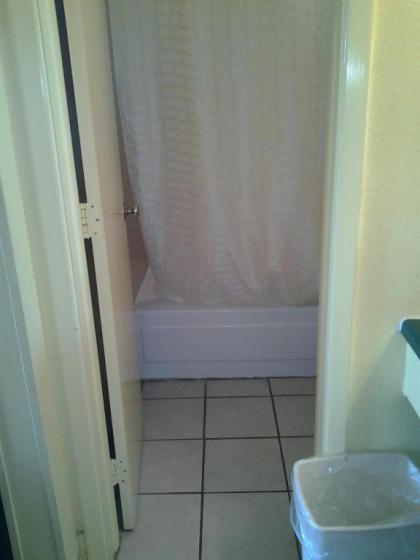 Holiday Motel - image 10