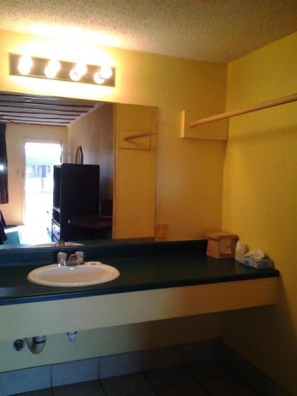 Holiday Motel - image 11