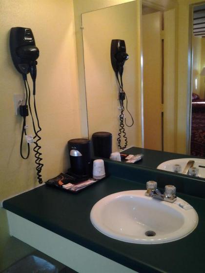 Holiday Motel - image 12