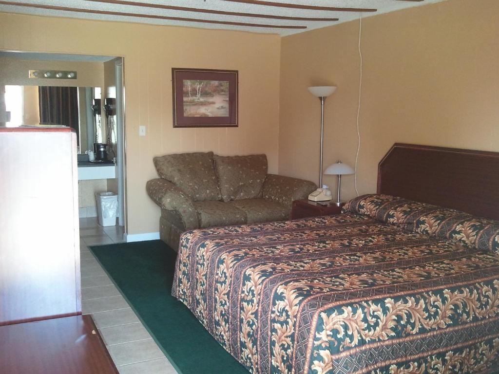 Holiday Motel - image 2
