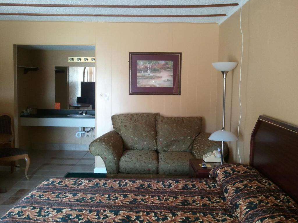 Holiday Motel - image 3