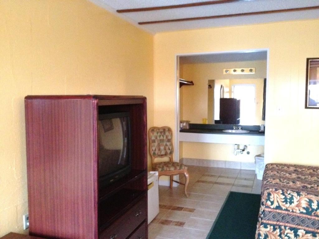 Holiday Motel - image 4